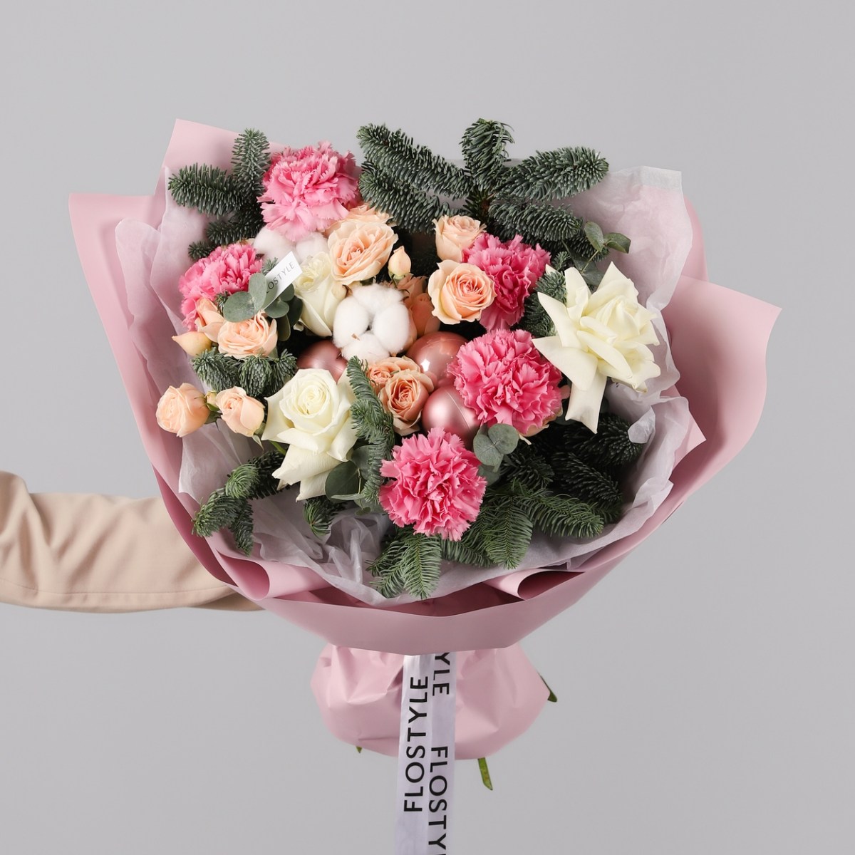 zimnij avtorskij buket s datskoj elyu i cvetami 6